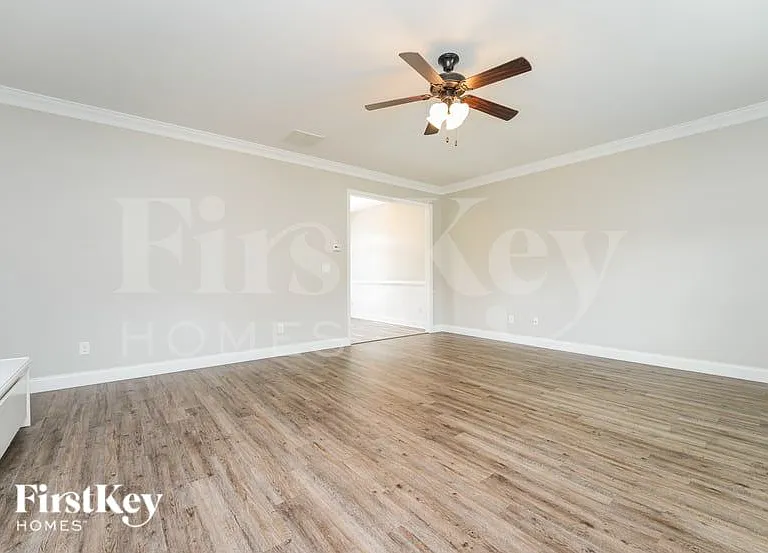 1035 Sutherland Dr — Photo 2