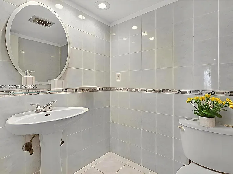 20100 W Country Club Dr #1003 — Photo 15
