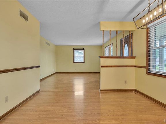 5th image of 404 Southwind Ave