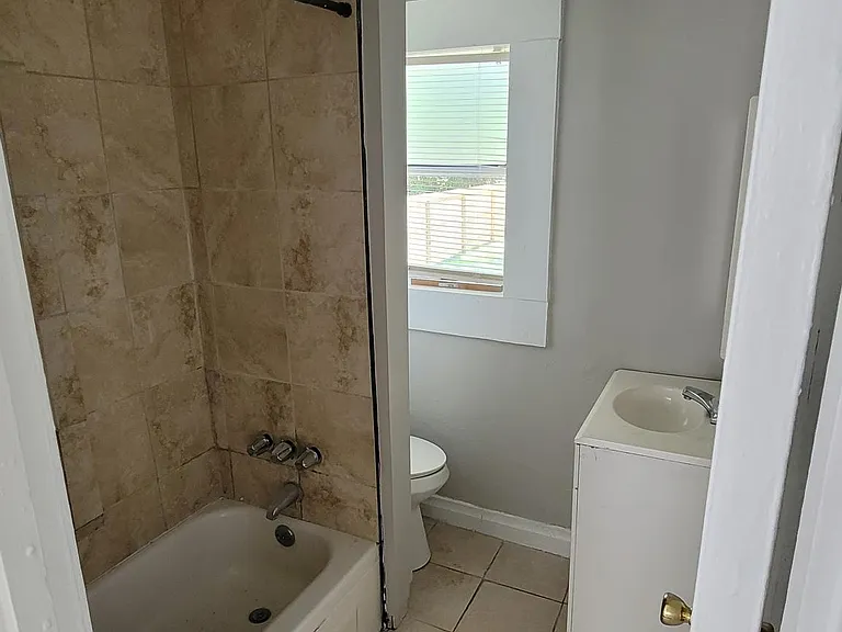 1511 N Davis Hwy #A — Photo 6