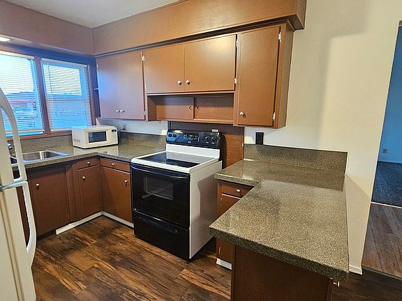 4th image of 834 S Evergreen Dr