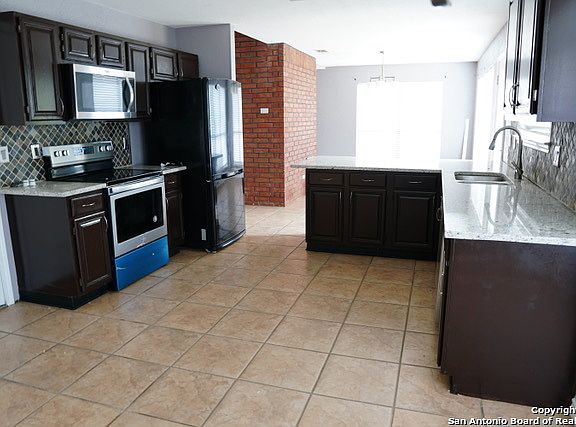 3rd image of 880 Amberstone Dr