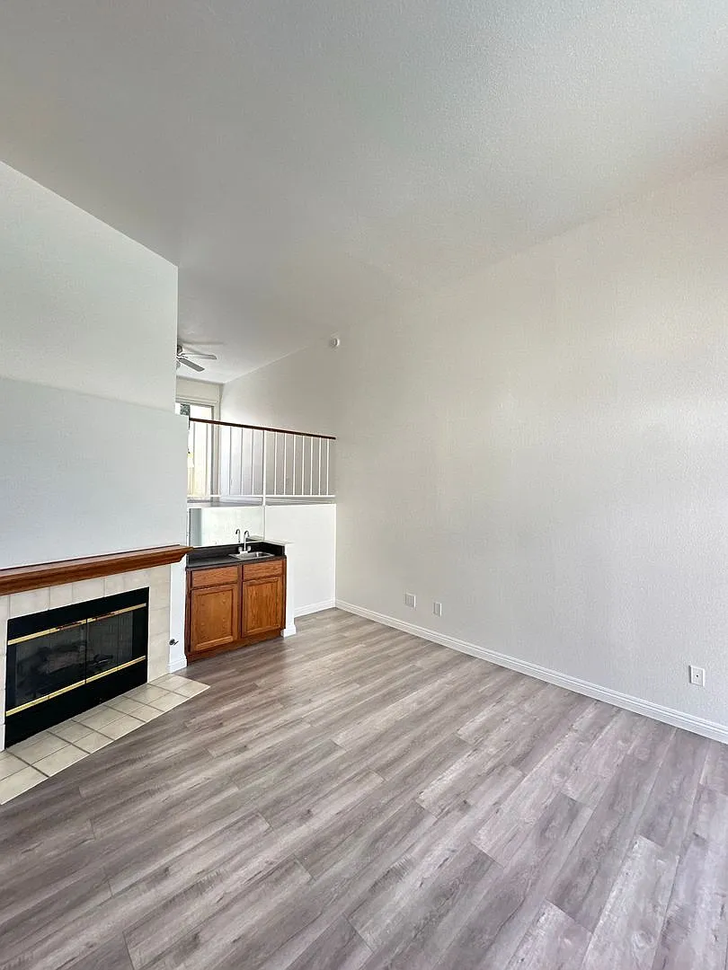 Sherman Oaks - Stunning 2 Bed Townhonme - Wood Floors - Central Heat/Air - 2 Car Garage! — Photo 4