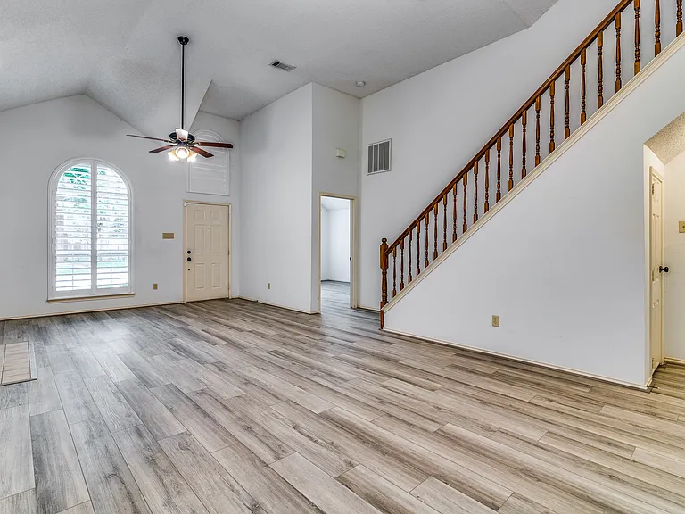 524 Raintree Cir — Photo 2