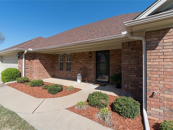 2nd image of 1823 Heritage Dr