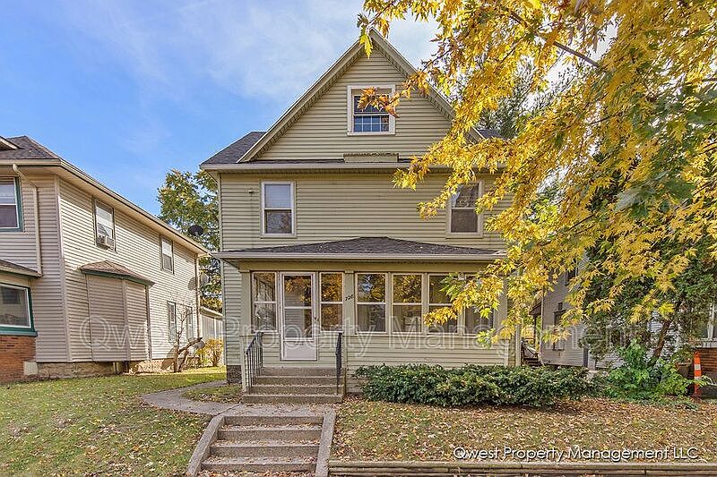1st image of 728 Hawthorne St NE