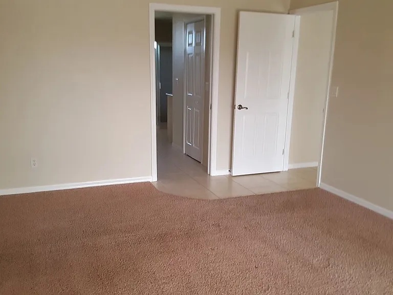 1405 NE 5th Pl — Photo 5