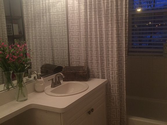 Large bathroom (1 of 3)
