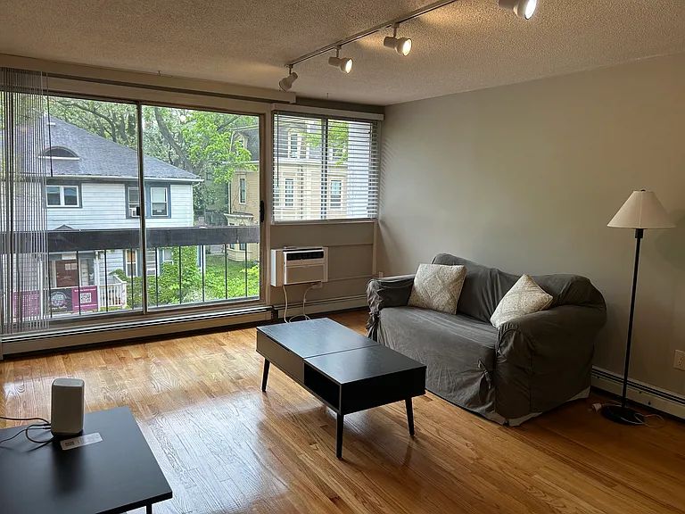 Large sliding door, excellent sun light.