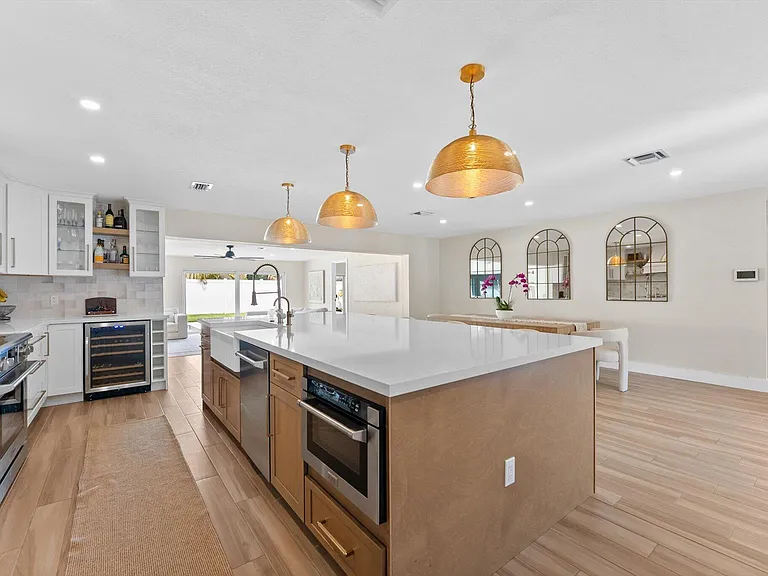 1289 SW 7th St — Photo 4