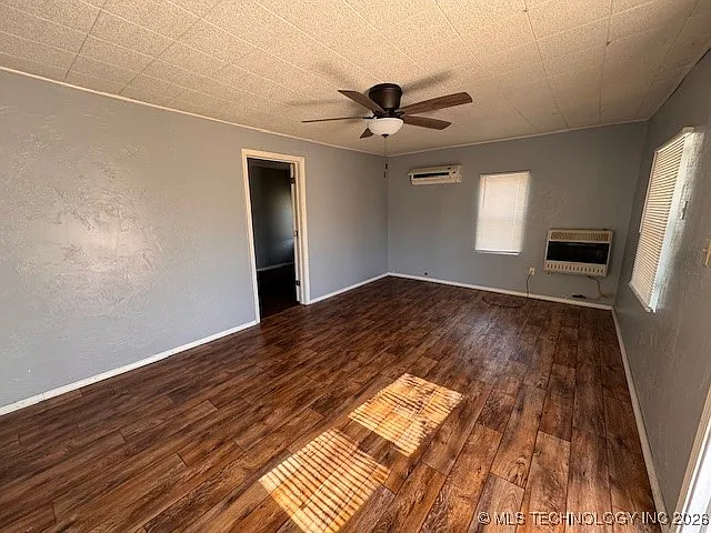 Building Photo - 321 S Oak Ave