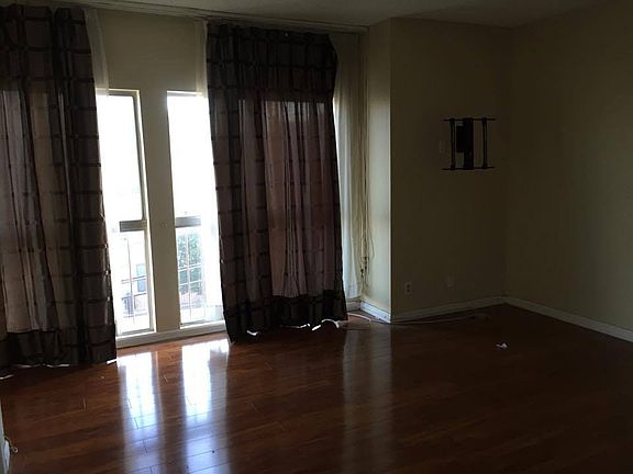 4th image of 923 W College St