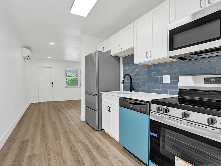 2020 NE 15th St — Photo 12