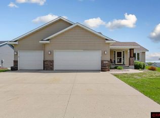 324 Cedar Trail Dr, Le Sueur, MN 56058