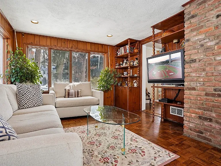 61 Western Dr — Photo 4