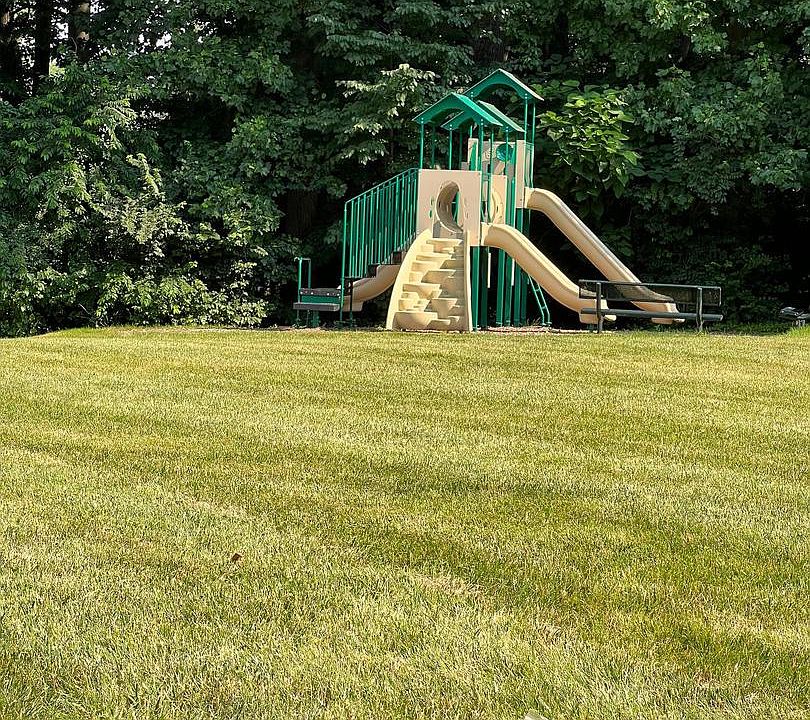 2nd image of 400 Campbell Cir #G-9