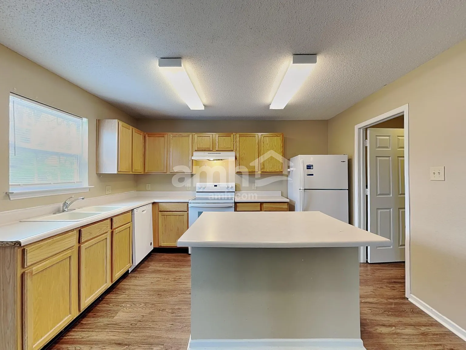 3 bed, 2.5 bath, 2035 sqft, $1,975 — Photo 4