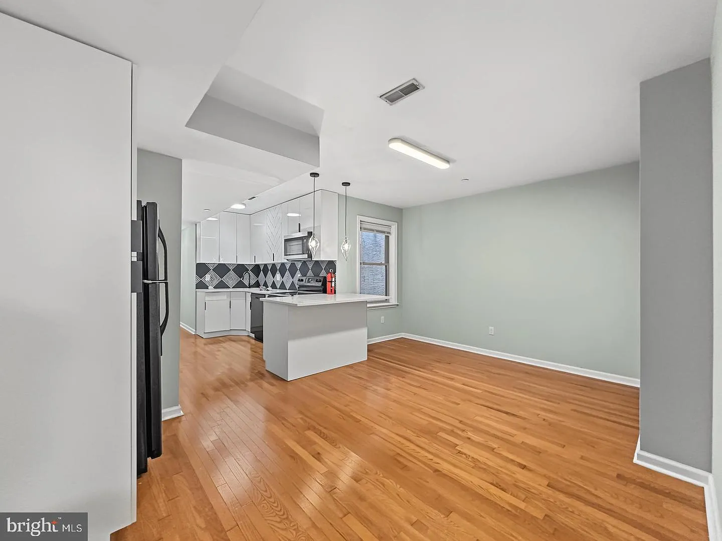 4 bed, 2.0 bath, 1100 sqft, $2,000 — Photo 1