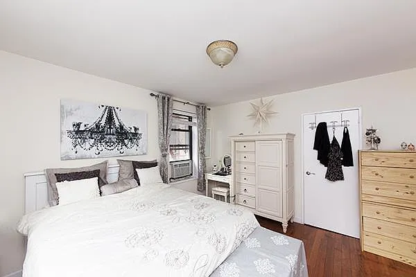 Sold by R New York | media 32