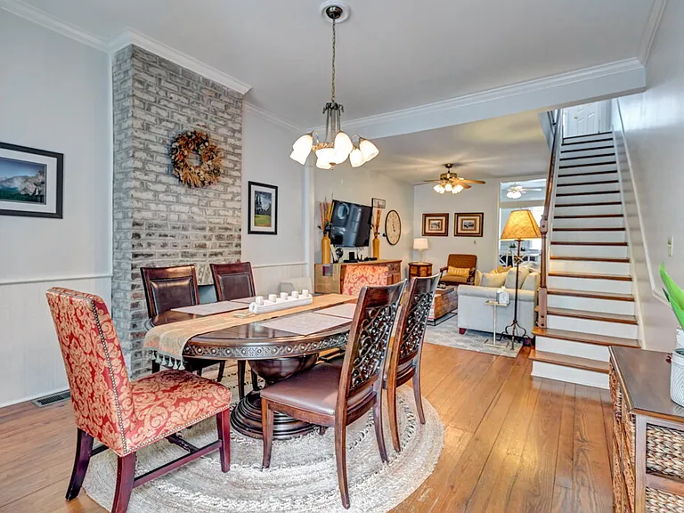 513 E Harris St — Photo 3