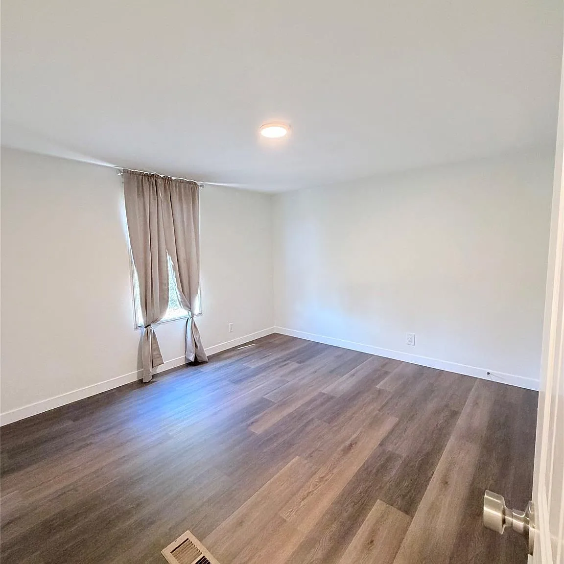 3 bed, 2.0 bath, 900 sqft, $1,800 — Photo 4