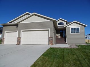5513 Duncan Dr, Bismarck, ND 58503