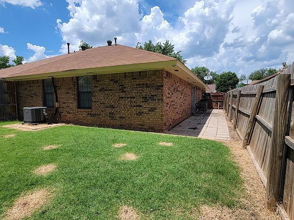 3rd image of 1718 Hillcrest Dr