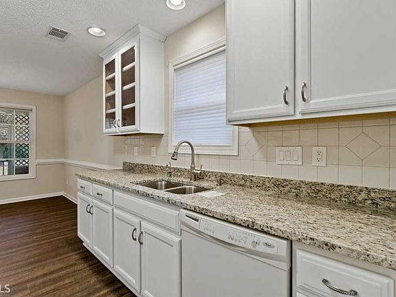 3rd image of 1479 Empress Dr