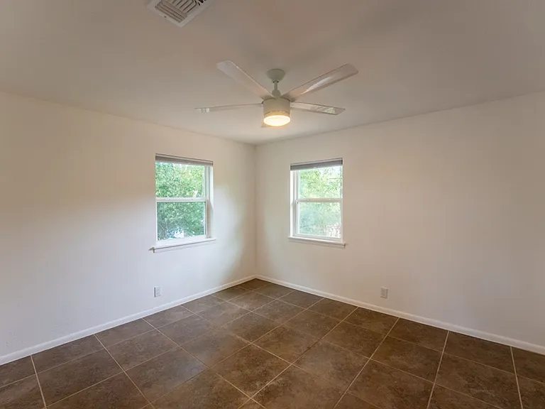 1307 Berkshire Dr — Photo 23