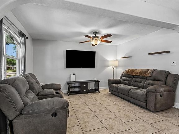 4th image of 3676 Meadowdale Dr