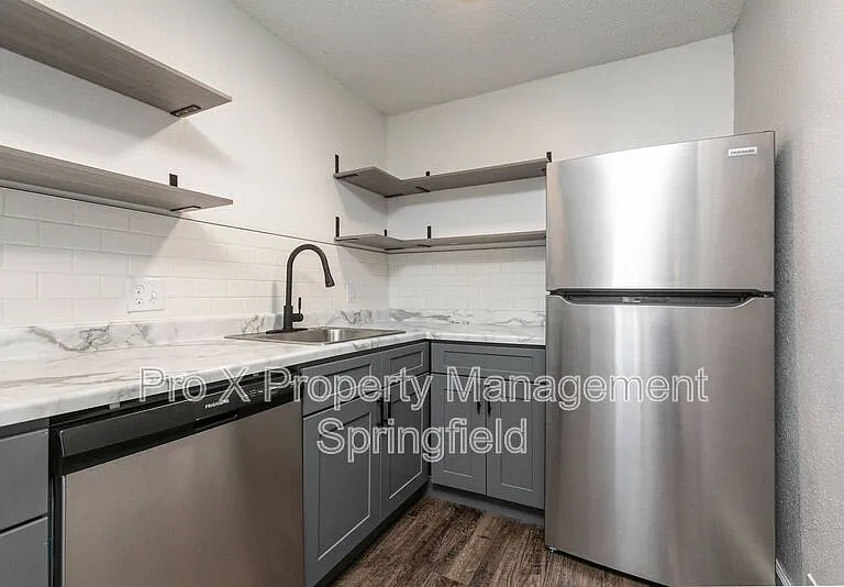 1147 E Elm St #9 — Photo 3