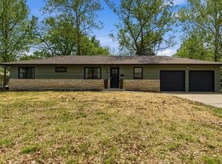 927 W 20th Ter, Lawrence, KS 66046
