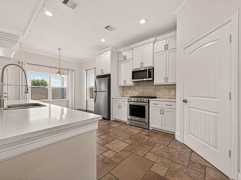 2211 Silverbonnet St — Photo 17