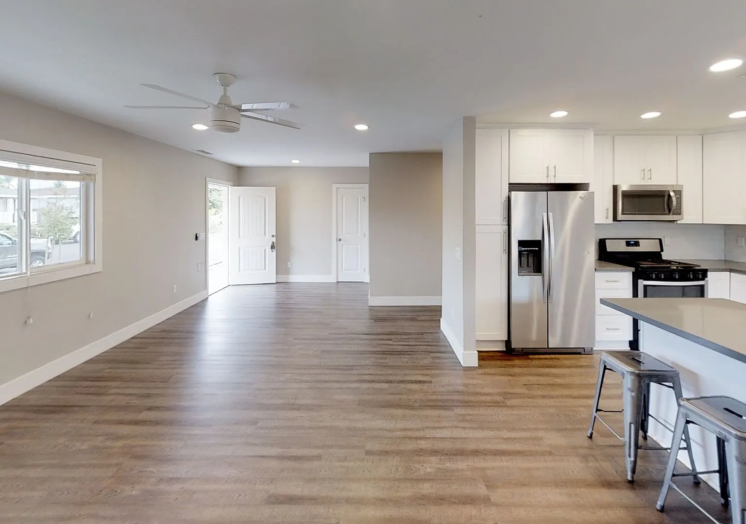 Usually rents to 6-12 people! Renovated, Large Bedrooms, LOTS of Parking Space!! — Photo 2