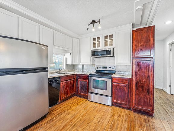 5th image of 1094 W Green St