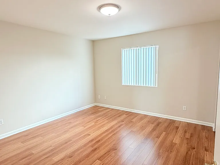 615 W Milford St — Photo 3