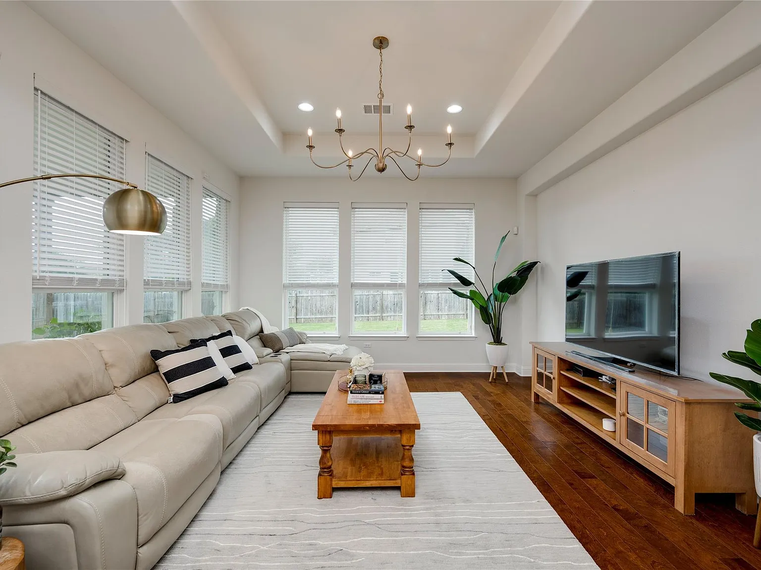 4 bed, 3.5 bath, 2844 sqft, $3,750 — Photo 3