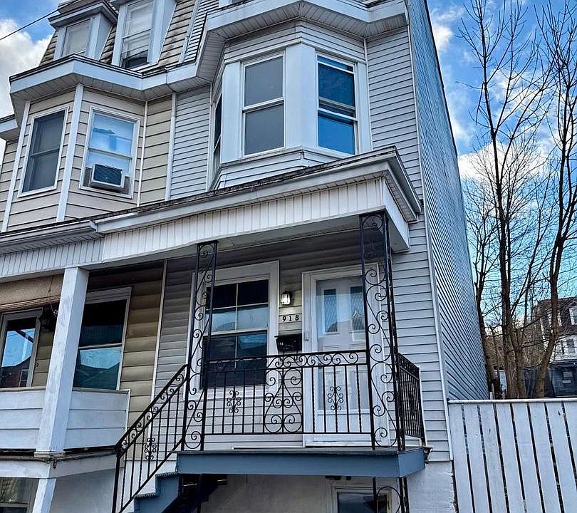 1st image of 918 W Walnut St