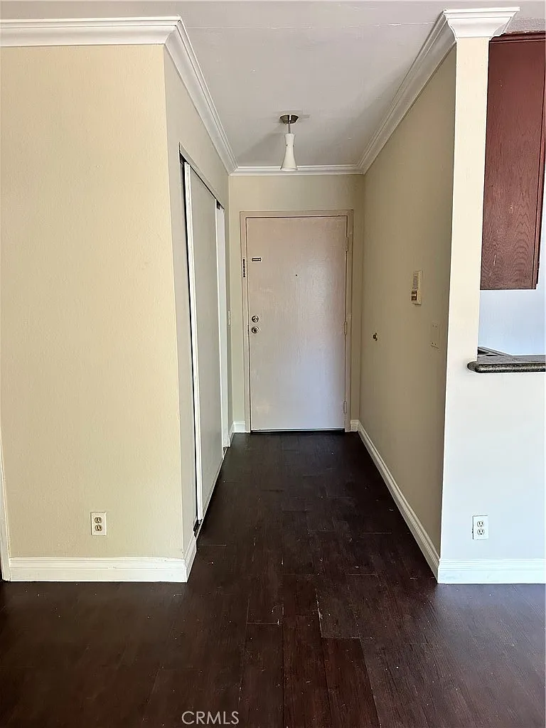 2 bed, 1001 sqft, $2,400 — Photo 3
