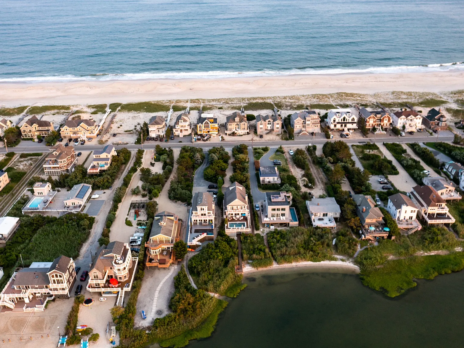 Spectacular Dune Road Bayfront Post Modern — Photo 2
