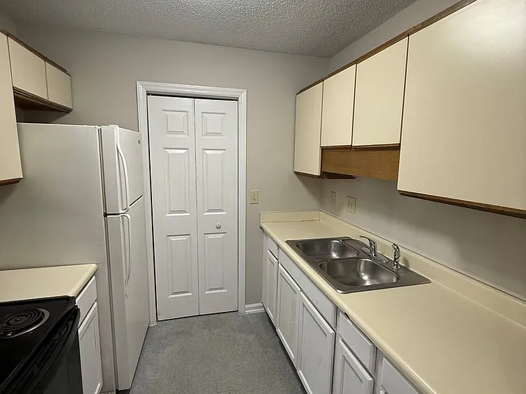 1806 E Woods Ln — Photo 4