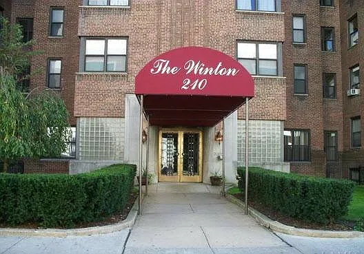 210 Martine Ave — Photo 1