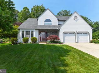 8 Greenwood Dr, Sewell, NJ 08080