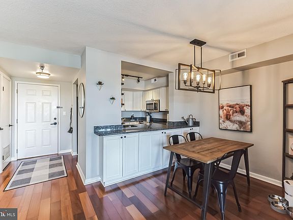 5th image of 2400 Clarendon Blvd APT 1003