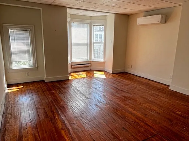 139 E Philadelphia St — Photo 2