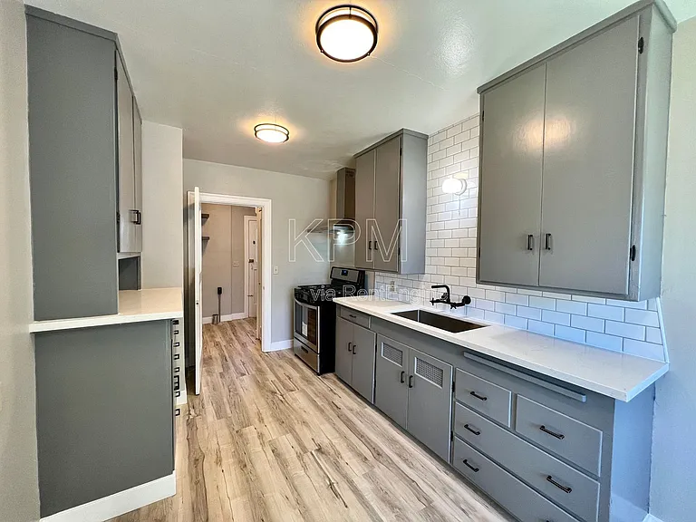 2704 N Hunter St — Photo 7