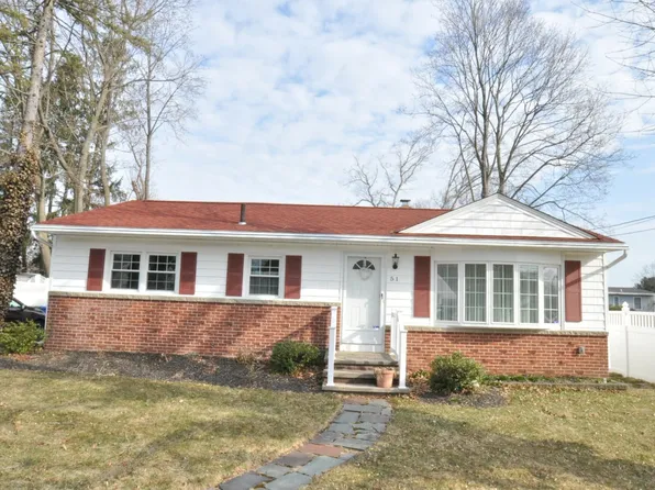 51 Woodlawn Dr, Cranston, RI 02920