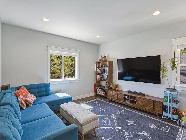 317 Meadow Dr — Photo 14