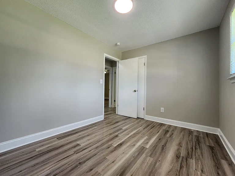 445 Summerland Dr — Photo 14