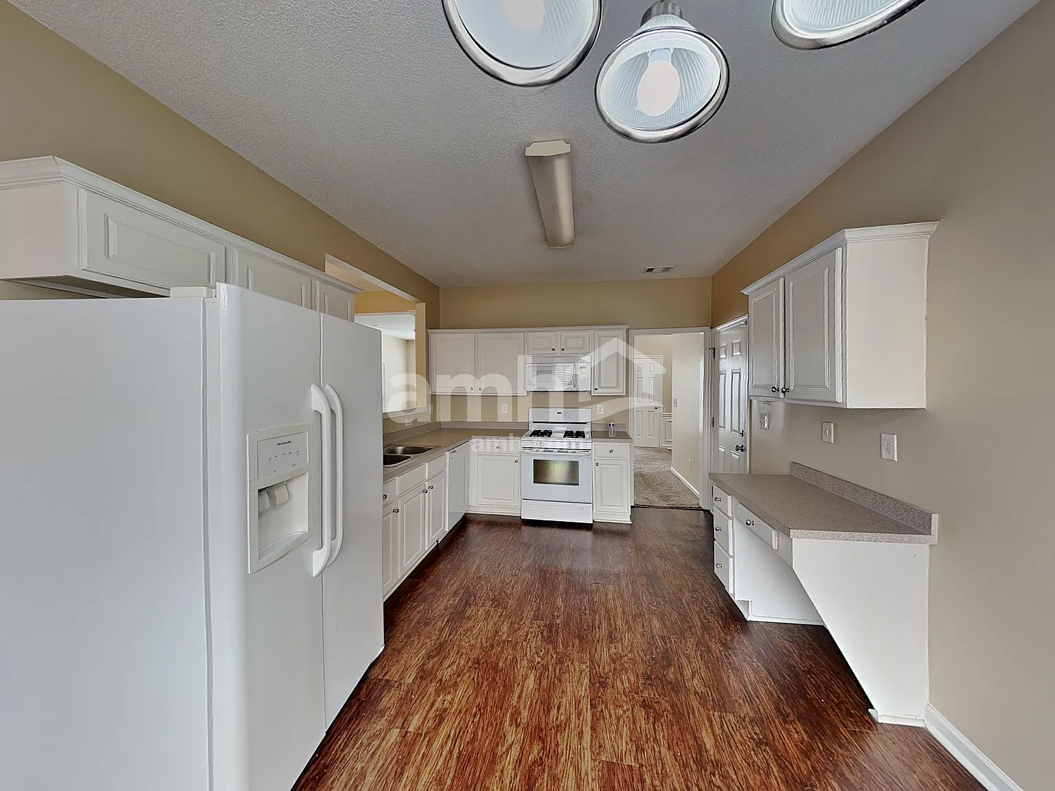 3 bed, 2.5 bath, 2004 sqft, $2,340 — Photo 4
